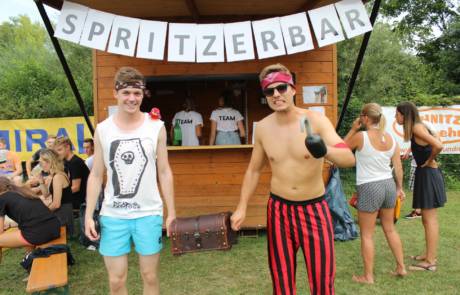 Spieler verkleidet als Piraten an der Spritzerbar