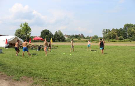 Besucher des Beachvolleyballturniers