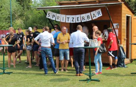 Besucher bei der Spritzerbar